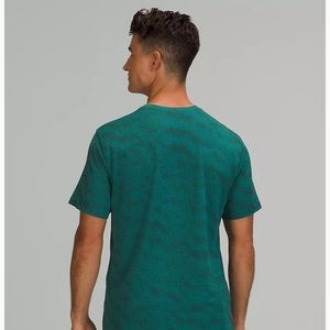 New!  Men’s lululemon shirt large